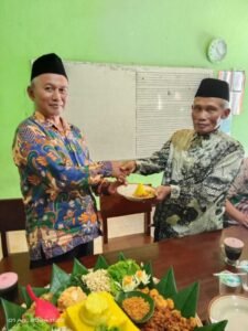 Pemotongan tumpeng Harlah MI Ma'arif Bahrul Ulum